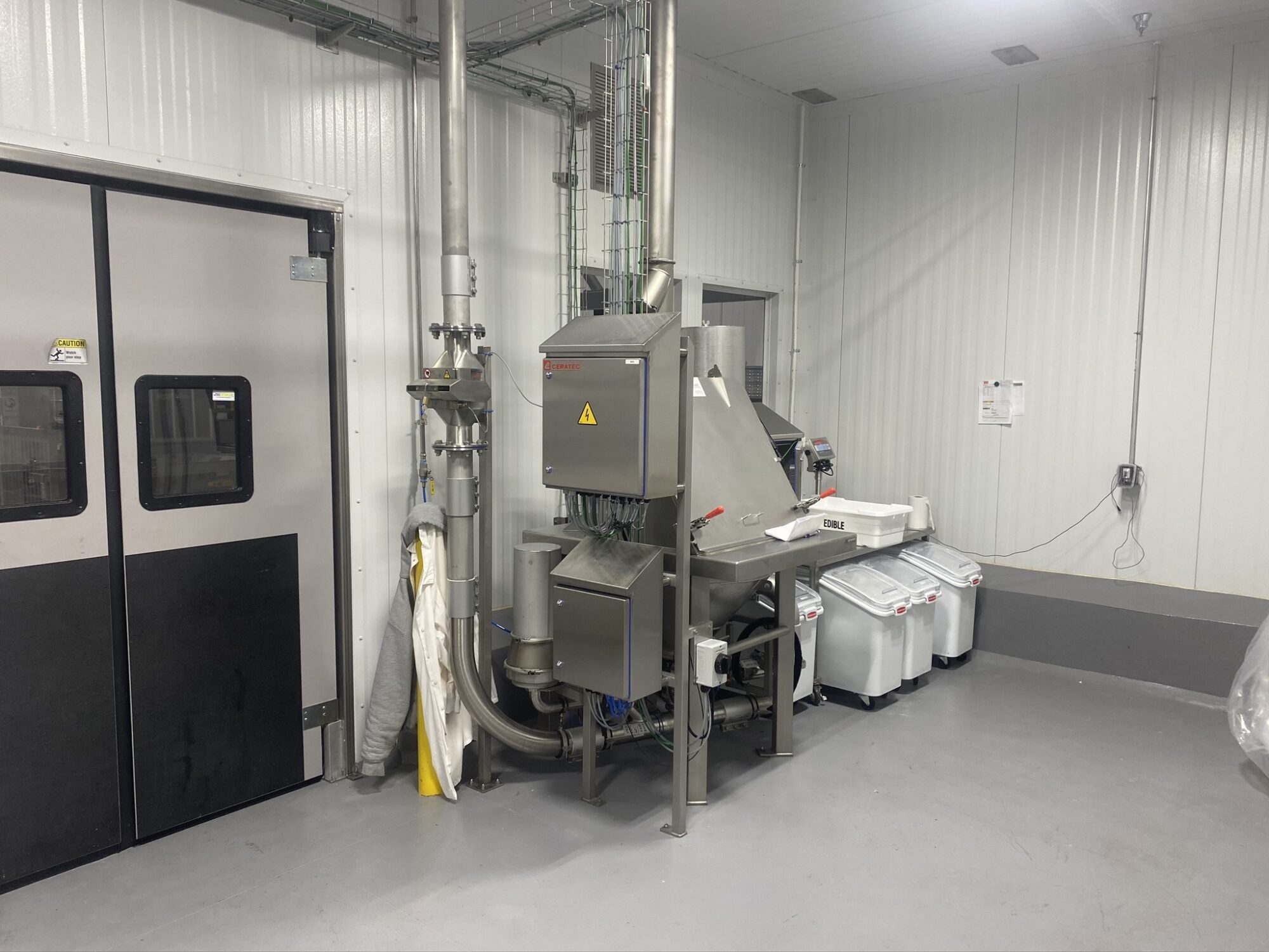 The solution intelligently switches between extracting outside or inside air for conveying the fl our, depending on the actual temperature and humidity.